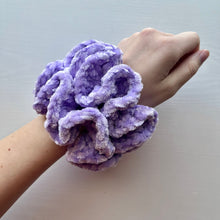 Load image into Gallery viewer, Lilac velvet Scrunchies 2 piece
